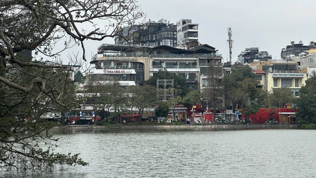  8. Vẫn là chủ đề tranh luận đến ngày nay. Dù đã tồn tại hơn 30 năm, “Hàm cá mập” vẫn là một trong những công trình gây tranh cãi nhất về kiến trúc đô thị tại Hà Nội, với những ý kiến trái chiều về giá trị thẩm mỹ và ảnh hưởng đến cảnh quan Hồ Gươm. Ảnh: VOV.