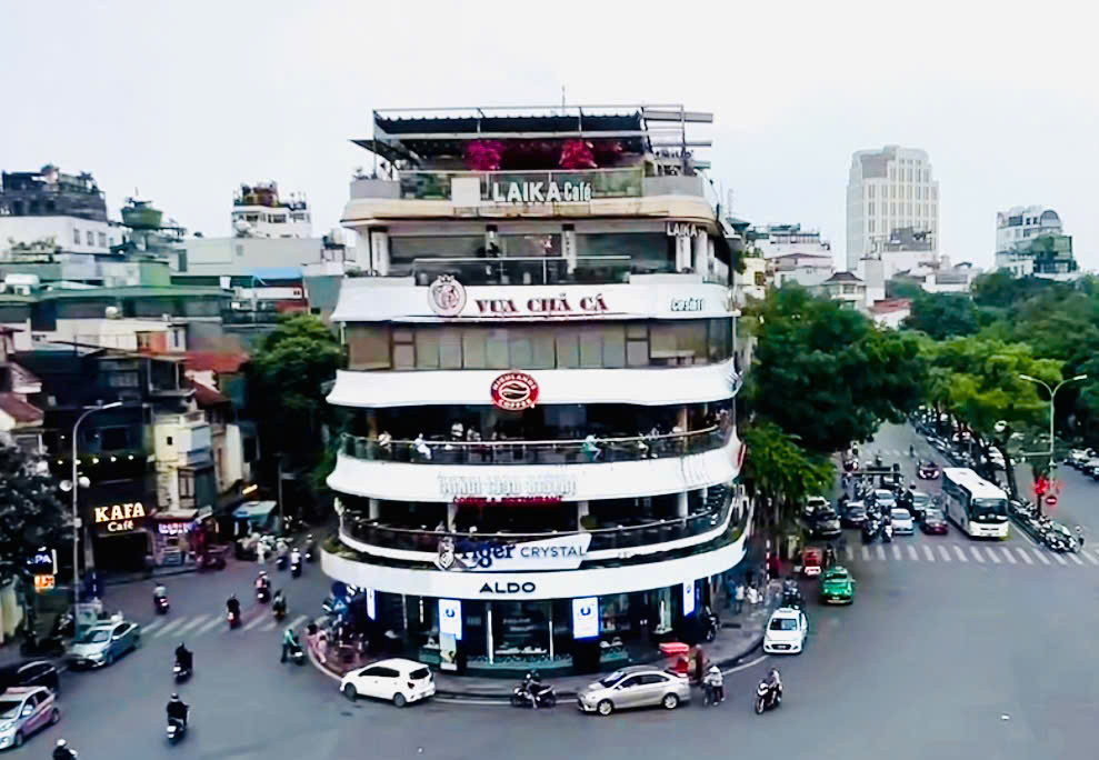  5. Là điểm hẹn quen thuộc của giới trẻ. Dù gây tranh cãi, “Hàm cá mập” vẫn là nơi tụ tập lý tưởng cho giới trẻ Hà Nội, nhờ vị trí đắc địa và các quán cà phê trên cao với tầm nhìn toàn cảnh Hồ Gươm. Ảnh: Diễn đàn Đô thị.