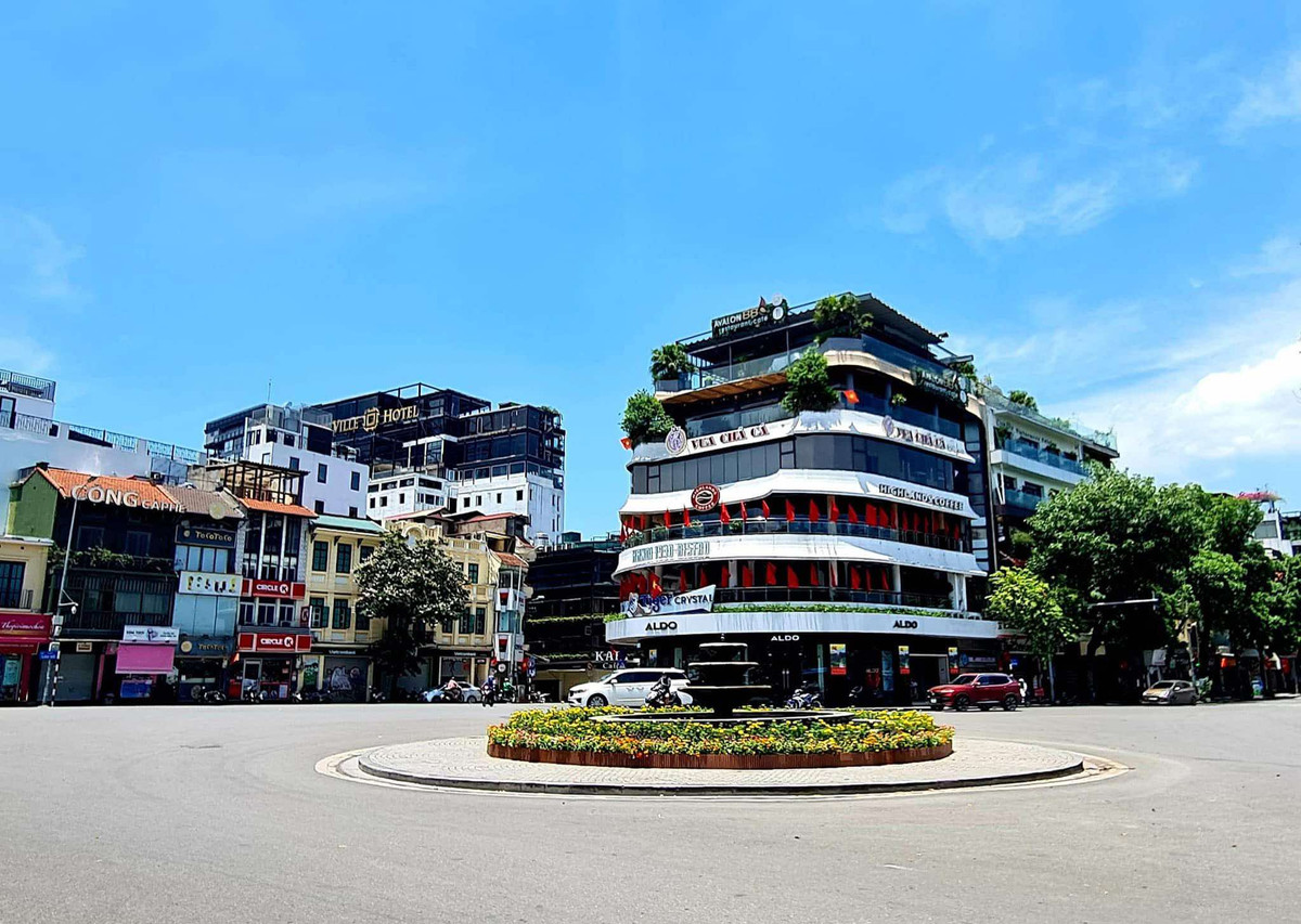  4. Từng gây tranh cãi về quy hoạch đô thị. Khi mới xây dựng, tòa nhà “Hàm cá mập” bị chỉ trích là phá vỡ cảnh quan truyền thống quanh Hồ Gươm, nơi vốn nổi bật với những công trình mang phong cách cổ kính và nhiều cây cổ thụ. Ảnh: Người Lao Động.