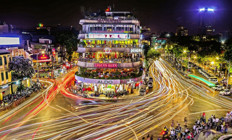  7. Xuất hiện trong nhiều bức ảnh du lịch. Nhờ vị trí đẹp và kiến trúc đặc biệt, tòa nhà “Hàm cá mập” trở thành một trong những góc chụp quen thuộc của khách du lịch khi ghé thăm Hà Nội. Ảnh: Crystal Bay.