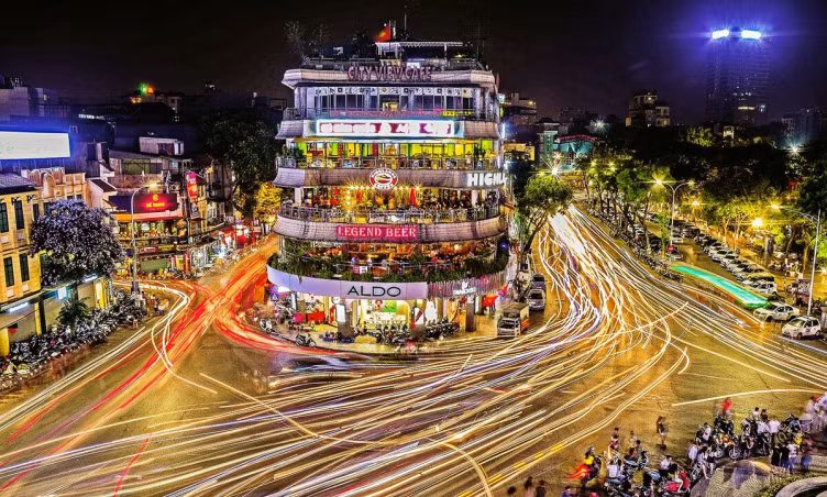  7. Xuất hiện trong nhiều bức ảnh du lịch. Nhờ vị trí đẹp và kiến trúc đặc biệt, tòa nhà “Hàm cá mập” trở thành một trong những góc chụp quen thuộc của khách du lịch khi ghé thăm Hà Nội. Ảnh: Crystal Bay.