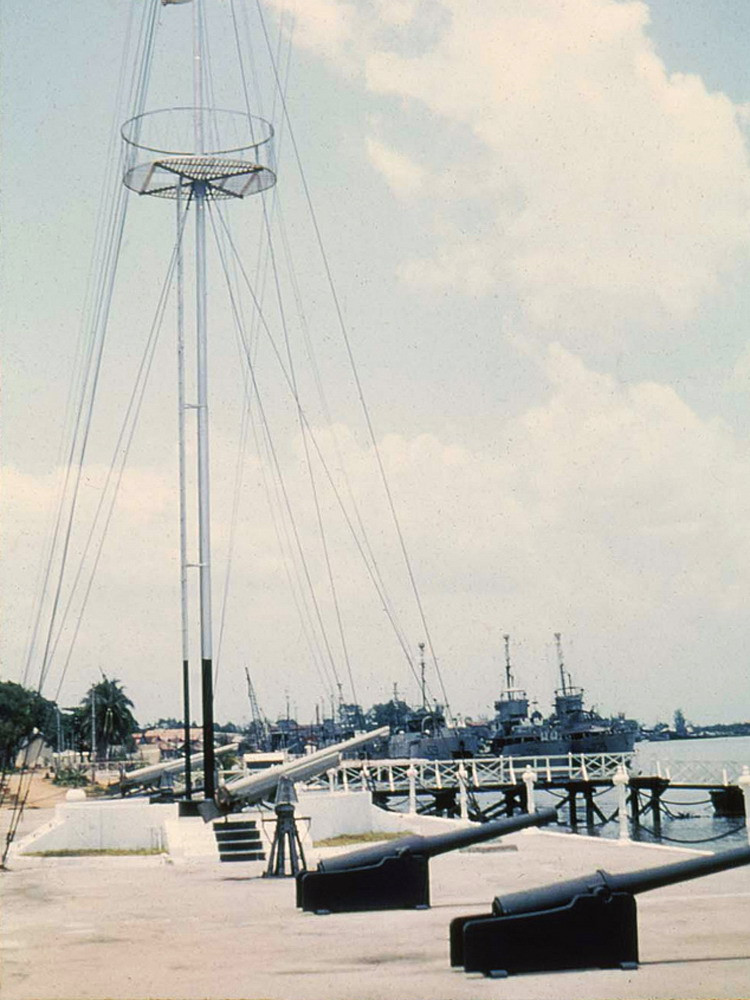 Những khẩu thần công bên bến Bạch Đằng. Ảnh: Public Domain.