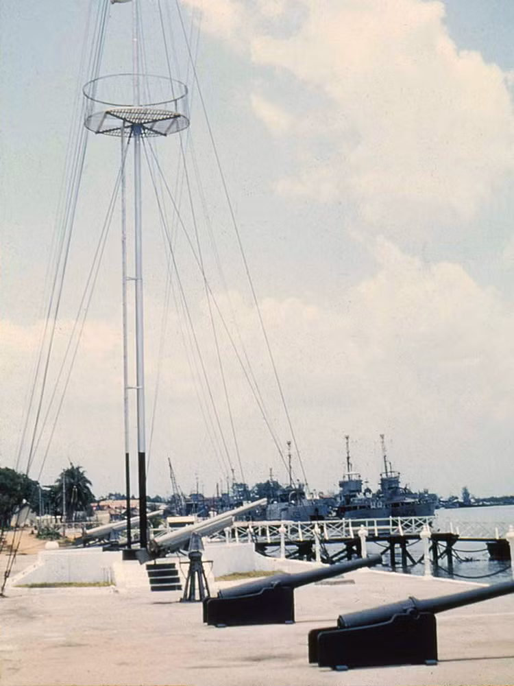 Những khẩu thần công bên bến Bạch Đằng. Ảnh: Public Domain.