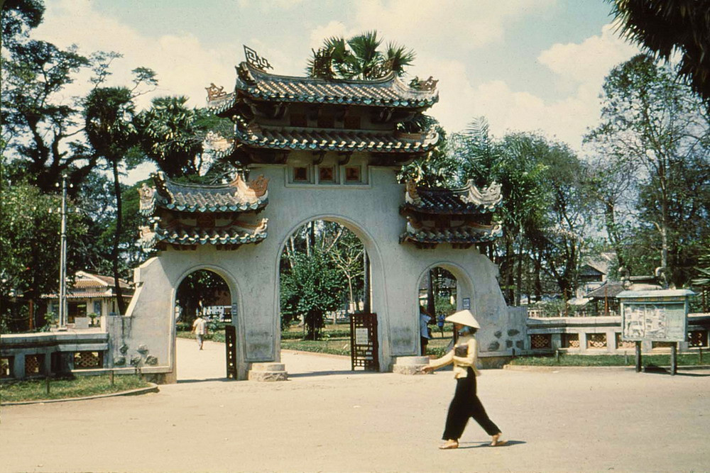Cổng lăng Ông Bà Chiểu. Ảnh: Public Domain.