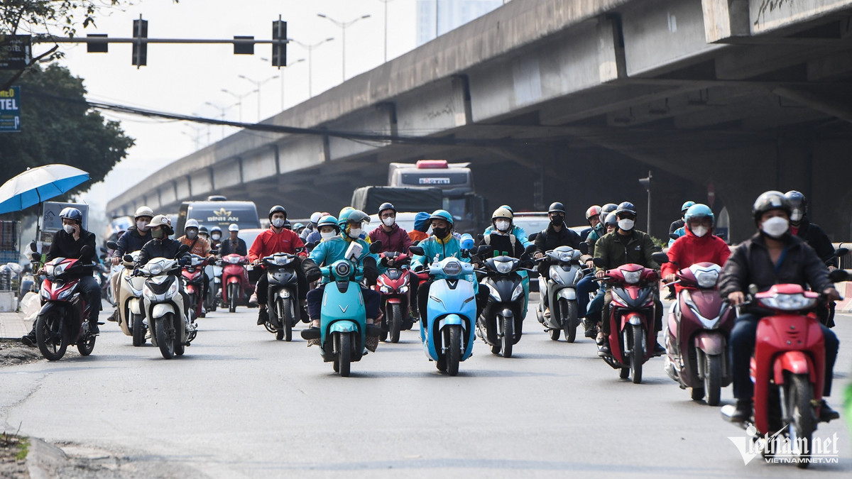 Do lưu lượng người qua lại khu vực phía Nam rất đông nên những tuyến đường lớn quanh khu vực phường thường xuyên bị ùn tắc bất cứ khung giờ nào trong ngày.