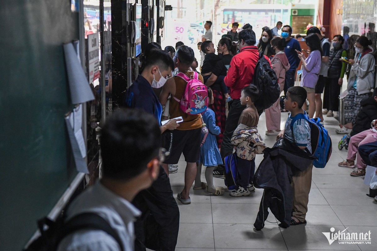 Đông dân, tình trạng quá tải thang máy tại chung cư HH thường xuyên xảy ra vào những khung giờ cao điểm trong ngày. Anh Đặng Thế Đạt (cư dân) cho biết, mỗi ngày anh đều phải dành ra 30 phút để chờ thang máy. "Dù biết đất chật, người đông nhưng giá chung cư này hợp với túi tiền của những gia đình có thu nhập trung bình nên nhiều người vẫn chọn về đây sinh sống", anh Đạt nói.