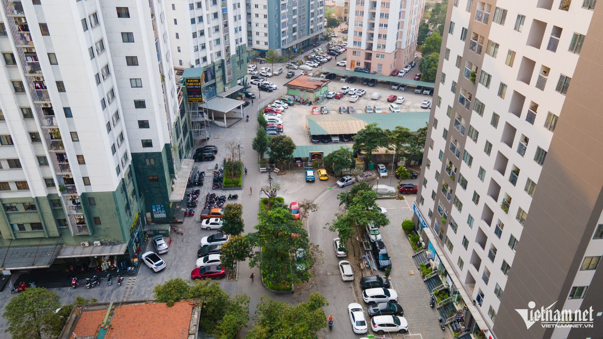 Rất ít bãi đỗ xe hoặc các hầm gửi xe của chung cư không đủ chỗ chứa khiến tình trạng ô tô đỗ tràn lan ở nhiều tuyến đường tại đây.