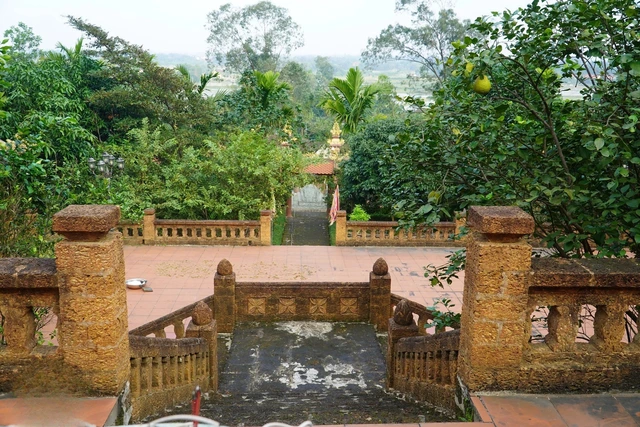 Ky quan da ong Ha Tinh: Ngoi den co an minh giua nui non