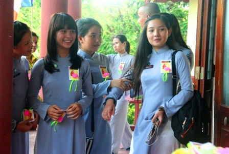 Thiếu nữ Phật tử Huế duyên dáng vui tươi... Ảnh: Đại Đoàn Kết.