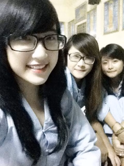 Những bức ảnh được các bạn nữ sinh đăng tải lên Facebook...