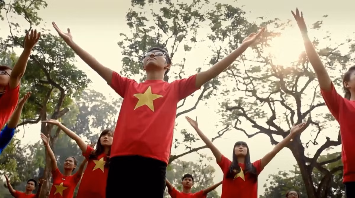 Được biết, "Đi về phía mặt trời” của nhóm Ishuffle đã từng được đem đi biểu diễn tại Hành trình Bài ca Sinh viên.