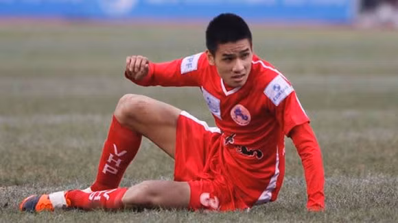 Hậu vệ Tiến Thành cũng hùa theo đồng đội, cạnh khóe các đàn em.