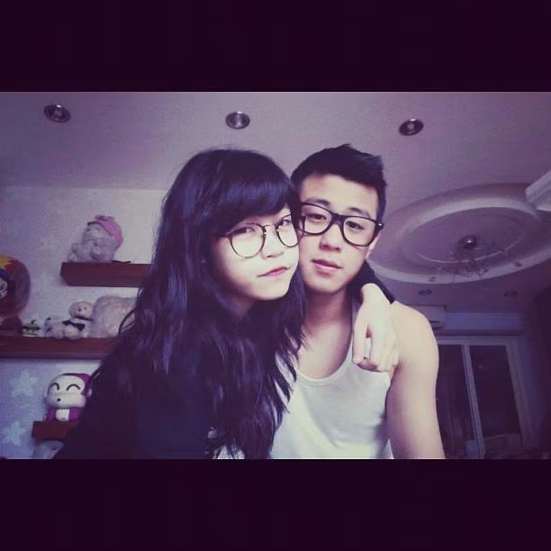 Cách đây không lâu, Huyme cũng đã từng có rất nhiều bức ảnh tình cảm với cô gái có nickname "Khanh Le", sinh năm 1996. Cô bạn là một trong những hot teen nổi tiếng Hà Thành.