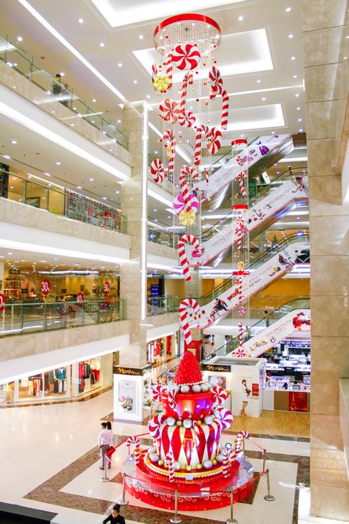 Thế giới kẹo ngọt Candy Land năm nay tại Vincom Long Biên với những chiếc kẹo mút khổng lồ đầy hấp dẫn.