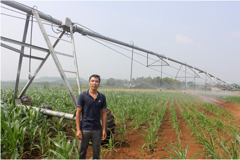 Anh Đinh Bá Hùng, công nhân điều khiển cánh tay tưới.