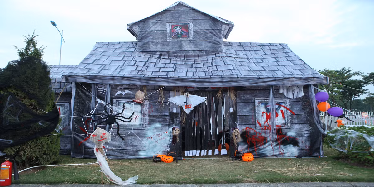 Những khu vườn Halloween được trang trí đậm chất ma quái do chính cư dân các khu Bằng Lăng, Hoa Lan, Hoa Sữa, Hoa Phượng, Anh Đào thực hiện.