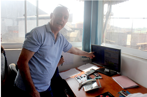 Hanan Saggi giới thiệu hệ thống sản xuất thức ăn tự động.