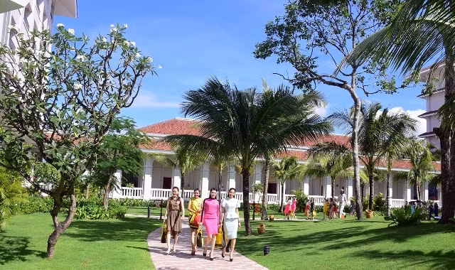 Các thí sinh Hoa Hậu Việt Nam được mục sở thị quần thể biệt thự được thiết kế theo phong cách kiến trúc đương đại, bài trí nội thất tinh tế, đem đến cho du khách trải nghiệm nghỉ dưỡng sang trọng và gần gũi với thiên nhiên tại Vinpearl Phú Quốc. 