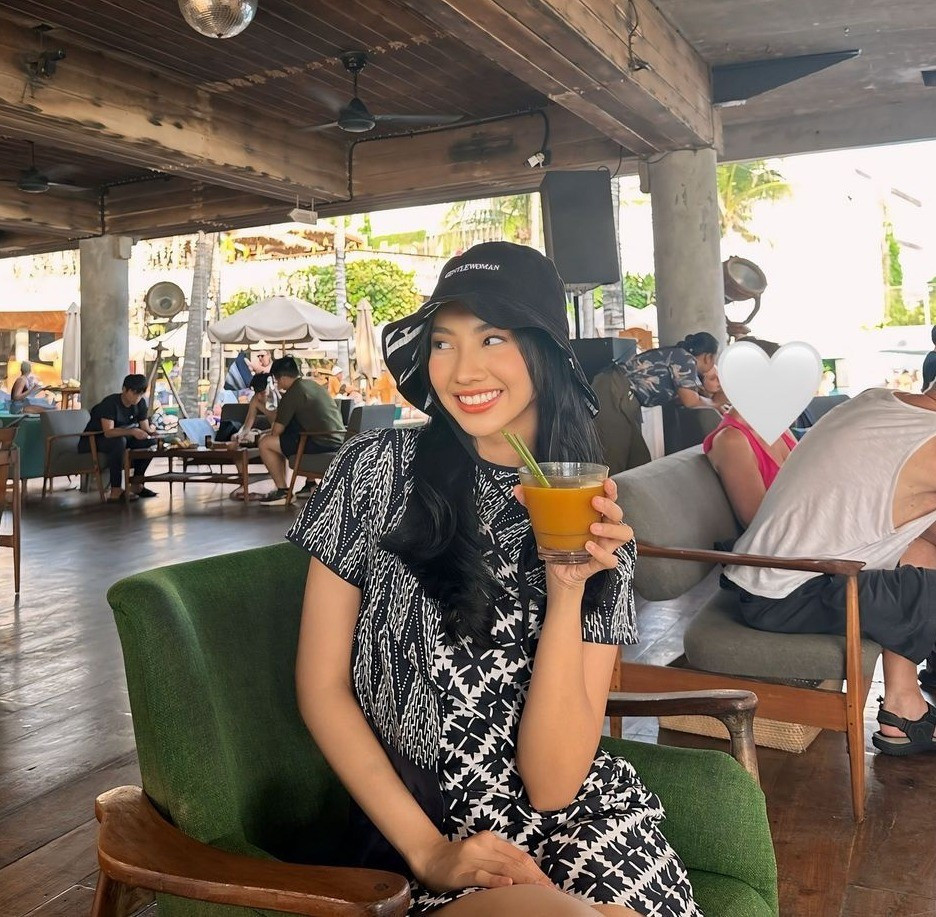 Đại diện Indonesia - Sophie Kirana năm nay 23 tuổi, tốt nghiệp ngành Khoa học Quản lý tại Đại học Gadjah Mada, Indonesia. Sophie có tình yêu sâu đậm với các di sản văn hóa của đất nước, và cam kết mạnh mẽ trong việc bảo vệ môi trường.