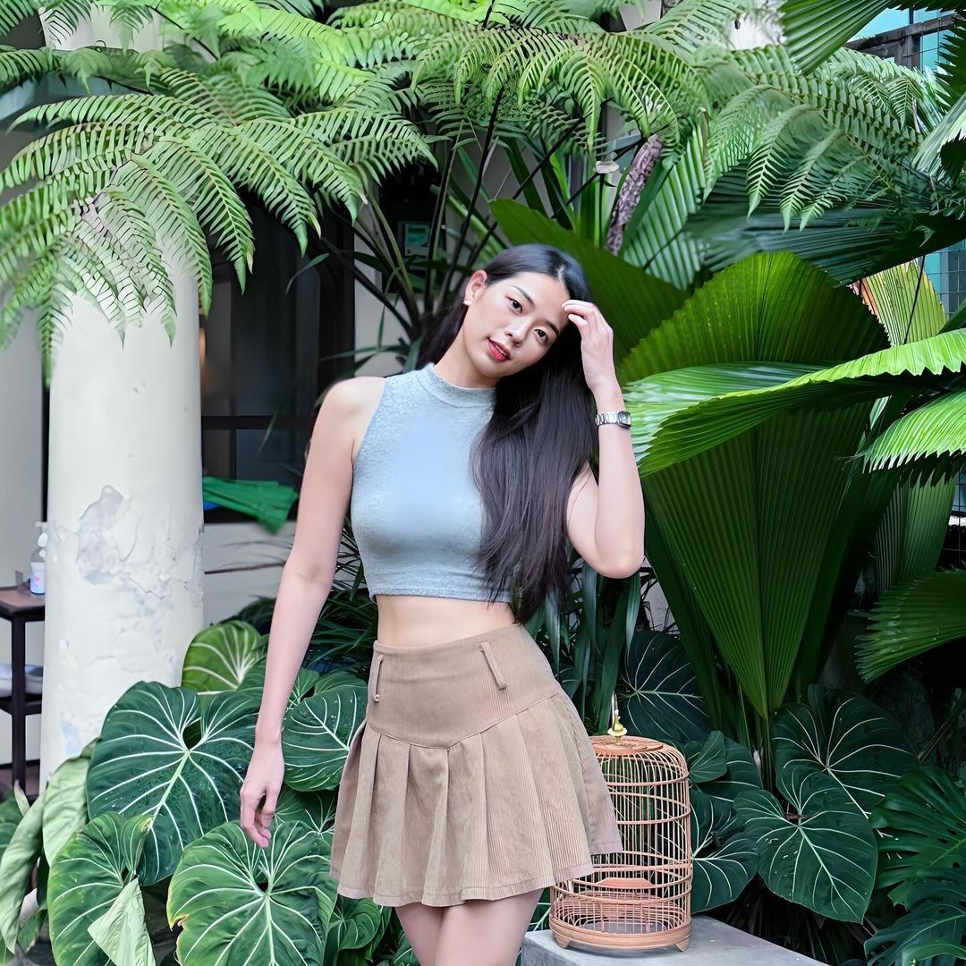 Đại diện Malaysia - Ashlyn Ooi năm nay 26 tuổi, cao 1,72 m và là chuyên viên về tài chính, đồng thời là người mẫu bán thời gian. Người đẹp từng tham gia Miss Tourism Malaysia 2019 và giành giải Á hậu 1. Ashlyn có vẻ đẹp thanh lịch.