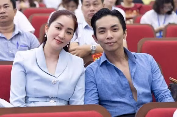 Chet cuoi voi man Phan Hien boc gia trang phuc cua ba xa-Hinh-2