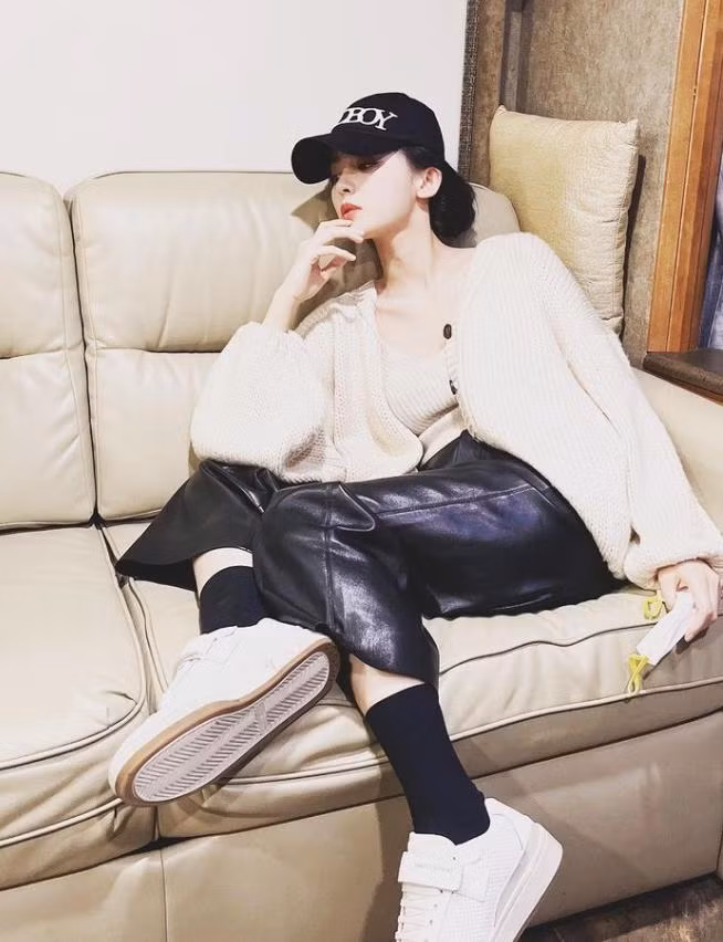 Với trang phục đời thường, Cổ Lực Na Trát cũng gây ấn tượng mạnh nhờ gu thời trang cá tính, chất lừ. Set đồ áo len mix với quần da, áo cardigan, nón lưỡi trai và sneaker mang đến vẻ ngoài xinh yêu cho ngôi sao Hoa ngữ.