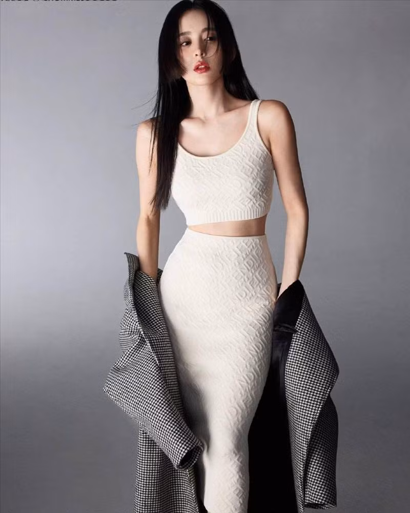 Mỹ nhân Tân Cương lăng xê mốt chân váy dệt kim mix cùng áo crop top đồng chất khoe eo thon và đường cong gợi cảm. Người đẹp khéo léo kết hợp bên ngoài áo khoác dạ sang chảnh.