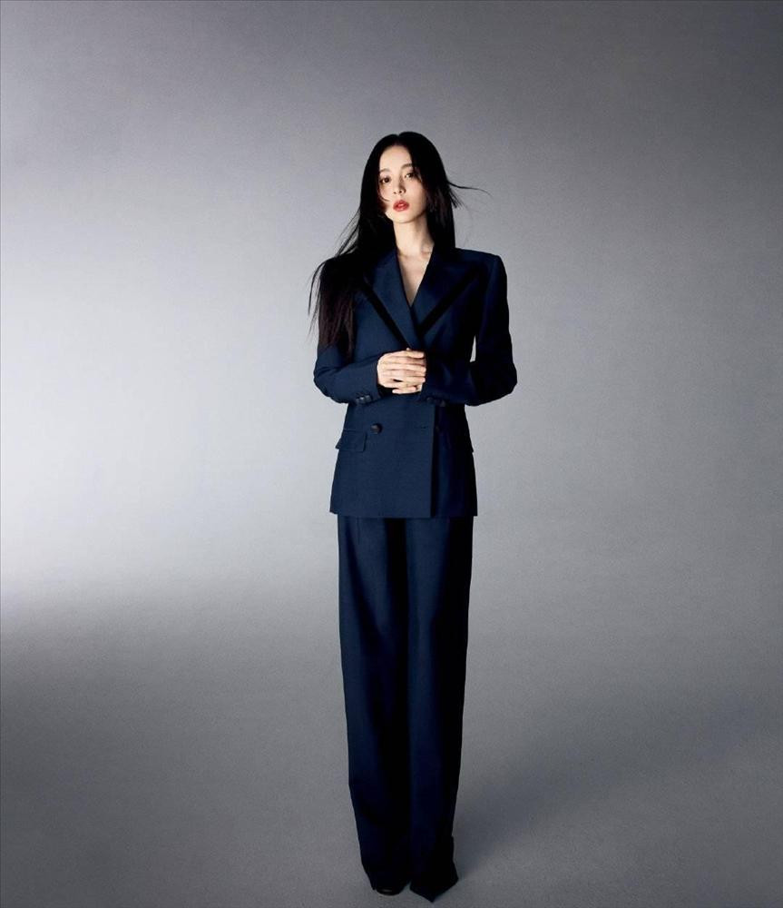 gôi sao 9X diện bộ vest xanh đậm khoe phong cách thời trang thanh lịch, sang trọng. Cô để kiểu tóc layer trendy.