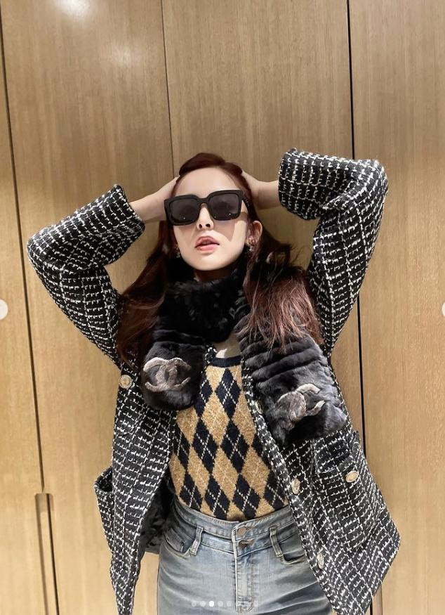 o len họa tiết trám mặc với quần jeans, áo khoác vải tweed giúp Cổ Lực Na Trát trông sang chảnh tuyệt đối. Cô nàng phối thêm khăn lông, mắt kính cực ngầu.