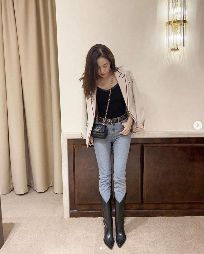 oots cao cổ phối với quần skinny jeans góp phần ''nâng tầm'' phong cách sang chảnh cho mỹ nhân Tân Cương.