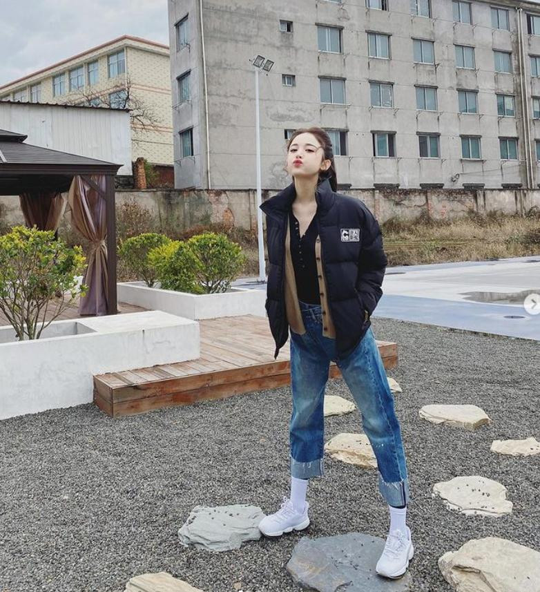 hối đồ phong cách layer với áo len, áo cardigan và áo phao cùng quần jeans, sneaker tạo nên diện mạo khỏe khoắn, cá tính cho mỹ nhân Tân Cương.