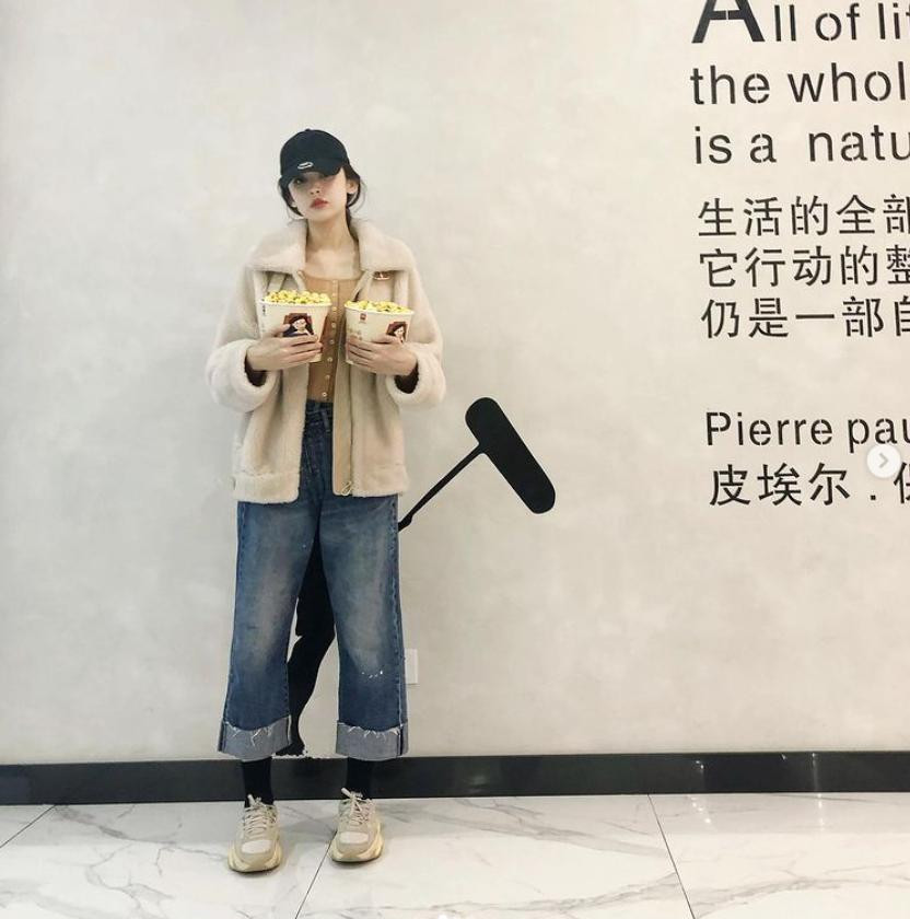 ẫu quần jeans cắt gấu ống rộng được Cổ Lực Na Trát áp dụng khá nhiều trong mùa lạnh, rất hợp để mix với áo lông, đi tất cao cổ và diện sneaker.