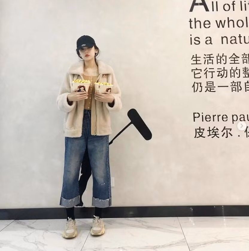 Mẫu quần jeans cắt gấu ống rộng được Cổ Lực Na Trát áp dụng khá nhiều trong mùa lạnh, rất hợp để mix với áo lông, đi tất cao cổ và diện sneaker.