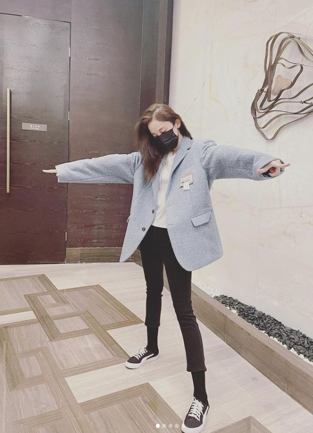 ó đôi chân thon nhỏ cực phẩm, Cổ Lực Na Trát chuộng những kiểu quần skinny ôm sát ấm áp trong mùa lạnh. Cô nàng phối với áo oversized để không bị quá gầy.