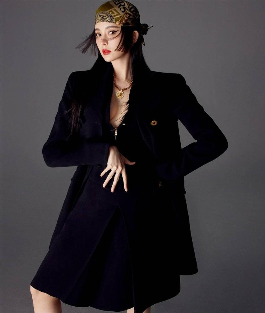 br/> Cổ Lực Na Trát được biết là mỹ nhân Tân Cương sở hữu vẻ đẹp ngoại lai vô cùng cuốn hút với đôi mắt to, sống mũi cao, gương mặt hoàn hảo. Mỹ nhân 9X vừa xuất hiện trong bộ ảnh mới với các trang phục thu đông gợi cảm khiến người xem bị mê hoặc từ cái nhìn từ đầu tiên. Ảnh: Cổ Lực Na Trát khoe vòng 1 lấp ló quyến rũ với mốt váy xẻ sâu mix cùng áo khoác dạ tiệp màu. Cô tạo điểm nhấn cho set đồ bằng chiếc khăn lụa in họa tiết, đi kèm vòng cổ ánh kim hút mắt.