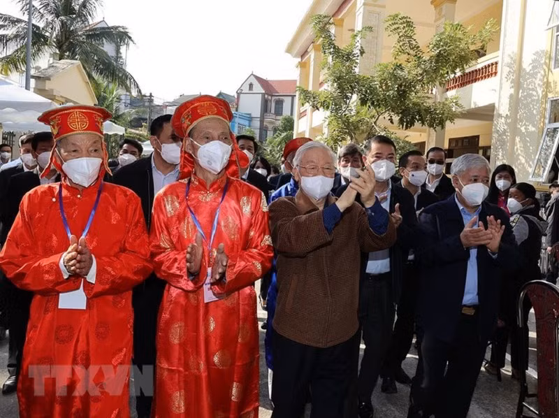 Tổng Bí thư Nguyễn Phú Trọng và các đại biểu đến dự Ngày hội Đại đoàn kết toàn dân tộc tại thôn 5, xã Yên Sở, huyện Hoài Đức, TP Hà Nội.
