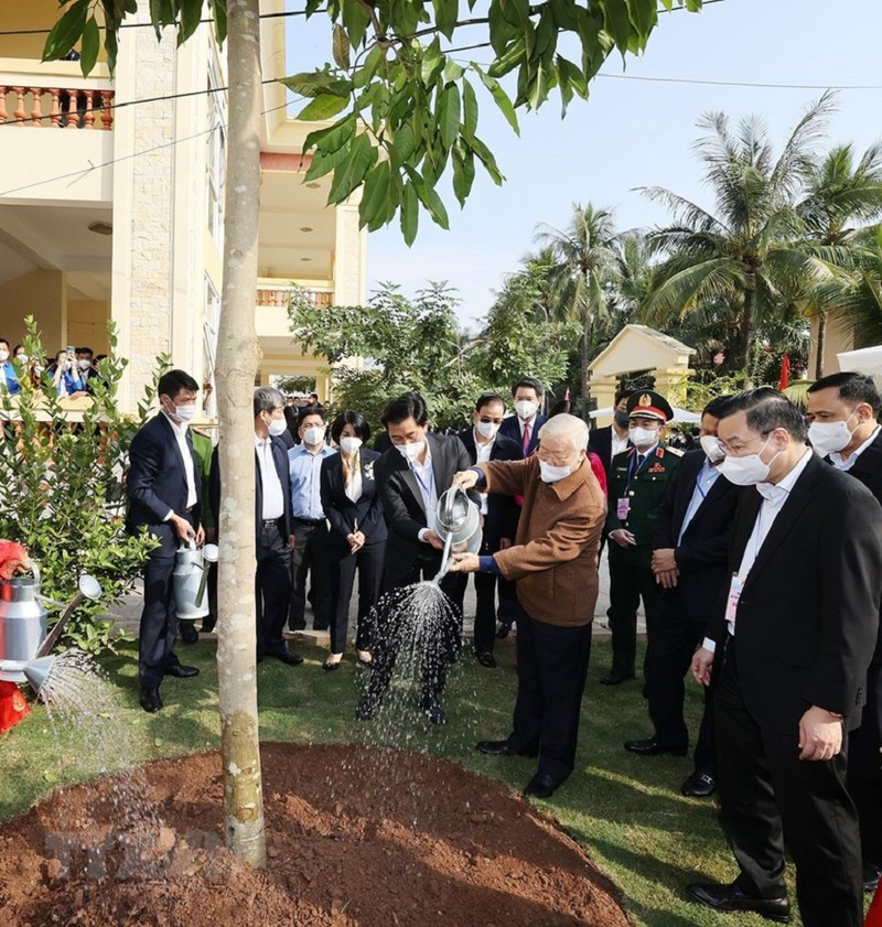 ổng Bí thư Nguyễn Phú Trọng trồng cây lưu niệm tại thôn 5, xã Yên Sở, huyện Hoài Đức.