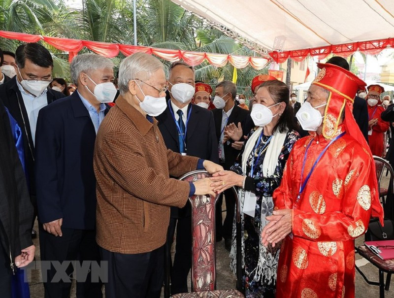 ổng Bí thư Nguyễn Phú Trọng thăm hỏi nhân dân trên địa bàn thôn 5, xã Yên Sở, huyện Hoài Đức.