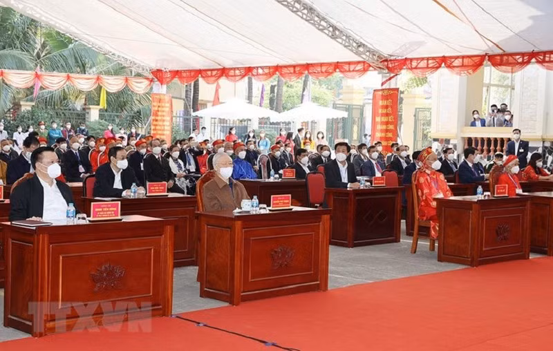 Tổng Bí thư Nguyễn Phú Trọng và các đại biểu đến dự Ngày hội Đại đoàn kết toàn dân tộc tại thôn 5, xã Yên Sở, huyện Hoài Đức, TP Hà Nội.