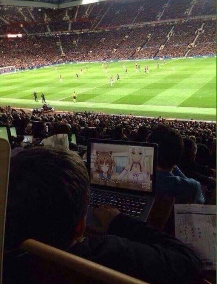 hi không thích xem đá bóng nhưng bị ép đi cổ vũ