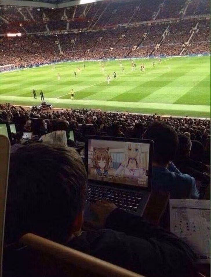 Khi không thích xem đá bóng nhưng bị ép đi cổ vũ