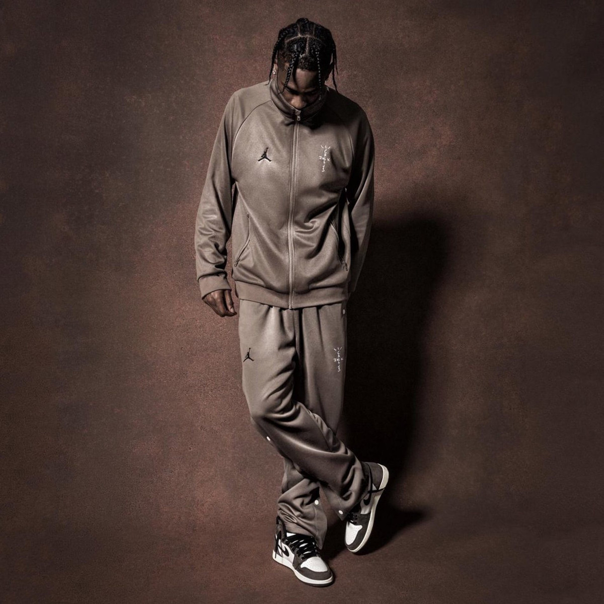 Các ngôi sao Y2K, chẳng hạn như Britney Spears, Paris Hilton và Jennifer Lopez, thường xuyên bị chụp ảnh mặc bộ đồ thể thao tracksuit với kính râm nhỏ, túi xách hàng hiệu, khăn lụa, giày cao gót, son bóng và phấn mắt sáng. Thường được đính kết bằng kim sa, bộ đồ thể thao Juicy Couture được phụ nữ mặc ở khắp mọi nơi từ siêu thị đến thảm đỏ. Thậm chí chỉ vài năm trước, việc mặc một bộ đồ thể thao tracksuit bị nhiều người cho là không hợp thời trang.