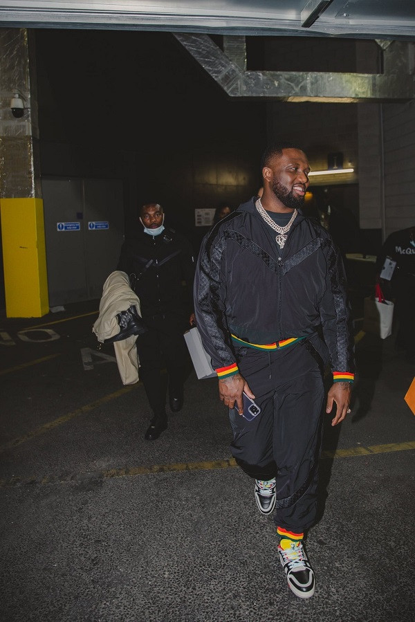 Hãy tận dụng cơ hội này và hình dung lại các bộ tracksuit theo những cách mới để giữ cho thiết kế này luôn hợp thời trang đồng thời khơi gợi tính thẩm mỹ từ Squid Game. Bộ phim này và nói chung, các phong cách Y2K, đang tiếp tục truyền cảm hứng cho những xu hướng thời trang quá nổi bật khó có thể bỏ qua.