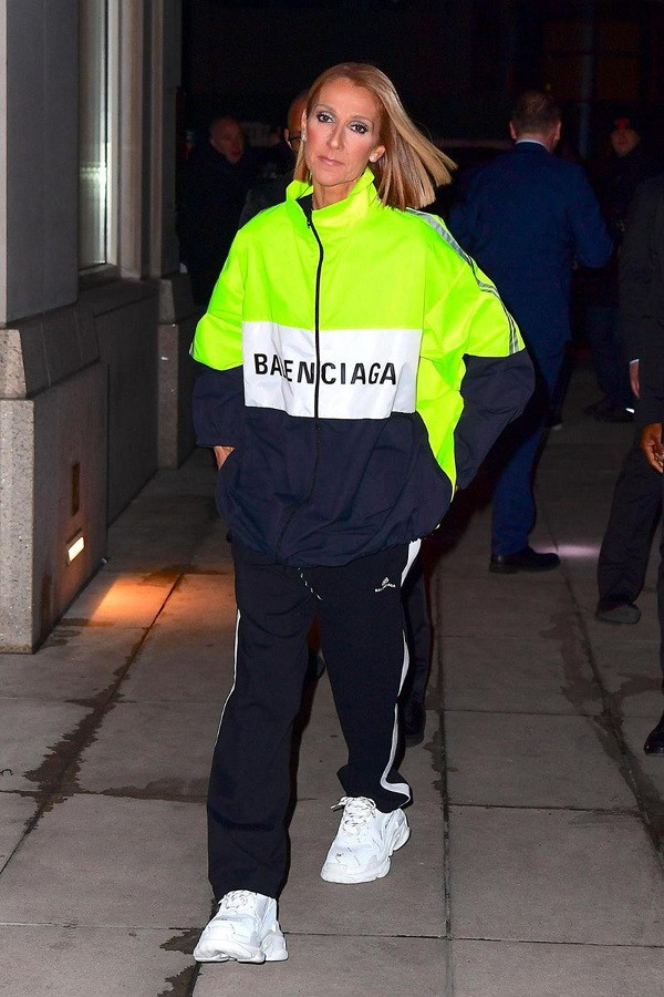 Đại dịch coronavirus đã định hình lại cuộc sống và lối sống của mọi người bằng cách khuyến khích chúng ta làm việc tại nhà (hoặc làm việc theo lịch trình kết hợp), điều này đã dẫn đến sự xuất hiện trở lại của những bộ trang phục và vải thoải mái mà bạn có thể thích mặc trong buổi họp Zoom. Tracksuit đủ thiết thực để chuyển đổi liền mạch từ cuộc gọi trực tuyến sang gặp trực tiếp.