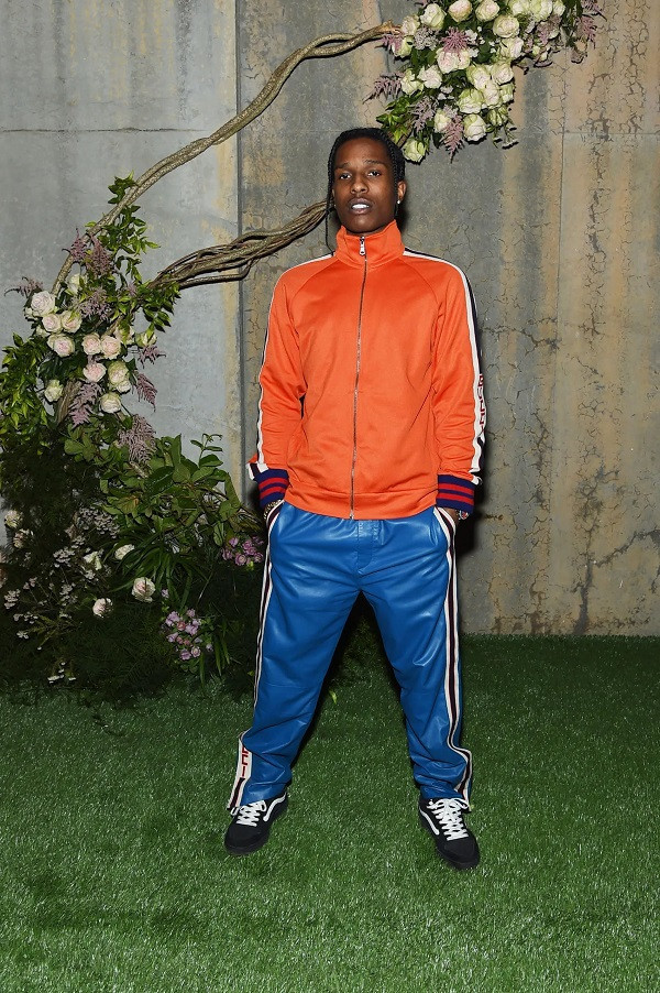 Năm nay, nhiều nhà thiết kế như Palm Angels và Lacoste đã ra mắt các thiết kế bộ đồ thể thao trong bộ sưu tập ready-to-wear của họ, giới thiệu lại phong cách Y2K này với công chúng theo những cách mới mẻ. Nhờ Gen Z, xu hướng Y2K bao gồm cả bộ đồ thể thao tracksuit một lần nữa trở thành phong cách được yêu thích giống như cách mà Millennials đã giúp mở ra hoài niệm đầu những năm 90.