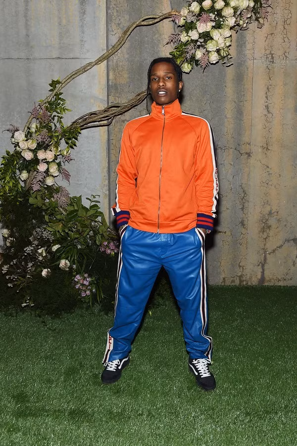 Năm nay, nhiều nhà thiết kế như Palm Angels và Lacoste đã ra mắt các thiết kế bộ đồ thể thao trong bộ sưu tập ready-to-wear của họ, giới thiệu lại phong cách Y2K này với công chúng theo những cách mới mẻ. Nhờ Gen Z, xu hướng Y2K bao gồm cả bộ đồ thể thao tracksuit một lần nữa trở thành phong cách được yêu thích giống như cách mà Millennials đã giúp mở ra hoài niệm đầu những năm 90.