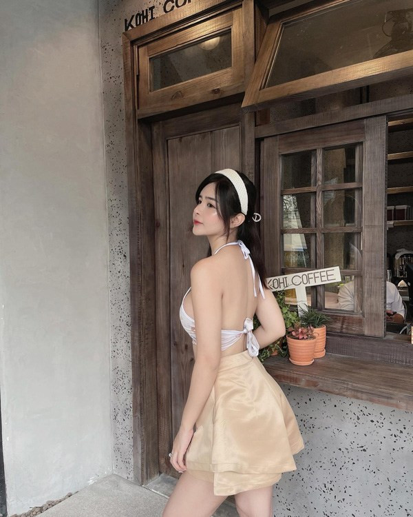 Kiểu áo này có mức giá thấp nhất chỉ khoảng 100 nghìn đồng. Trang phục được giới trẻ Sài Gòn khá ưa chuộng vì thời tiết nắng ấm quanh năm.