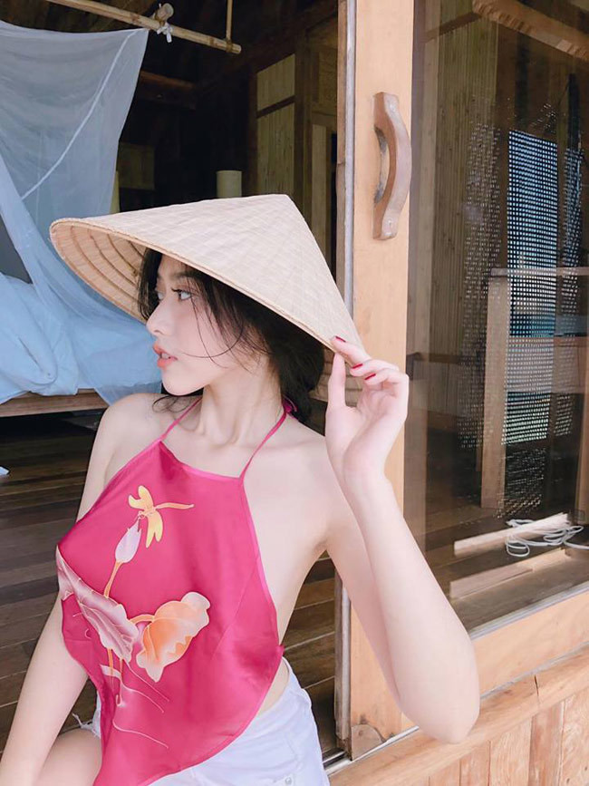 Yếm đào là trang phục khá phổ biến với giới trẻ ngày nay, được các cô gái mặc chụp hình lưu niệm, mặc đi biển và chúng xuất hiện cả trên phim... Tuy nhiên, trong nhiều hoàn cảnh, áo yếm chưa được sử dụng hiệu quả và tạo nên những tranh cãi.