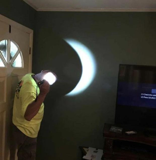 br/> Theo thời gian, ai rồi cùng phải trưởng thành. Con người ta càng lớn càng có nhiều trách nhiệm đè nặng lên vai. Thế nhưng với một số người đàn ông tuy đã trưởng thành, sâu thẳm bên trong tâm hồn lại chỉ là những đứa trẻ ngây thơ và ham chơi. Loạt ảnh dưới đây chính là minh chứng cho những người đàn ông "bất tử" với thời gian, chỉ là đứa trẻ trong thân xác to lớn. Ảnh: Đừng khinh anh, đầu tuy trọc cơ mà làm được khối trò hay ho đấy.