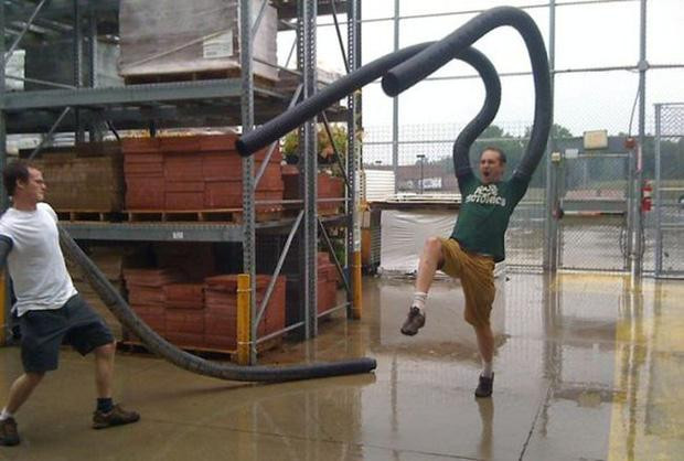 Quái thú siêu nhân đến đây, bọn bây dạt hết ra cho anh.